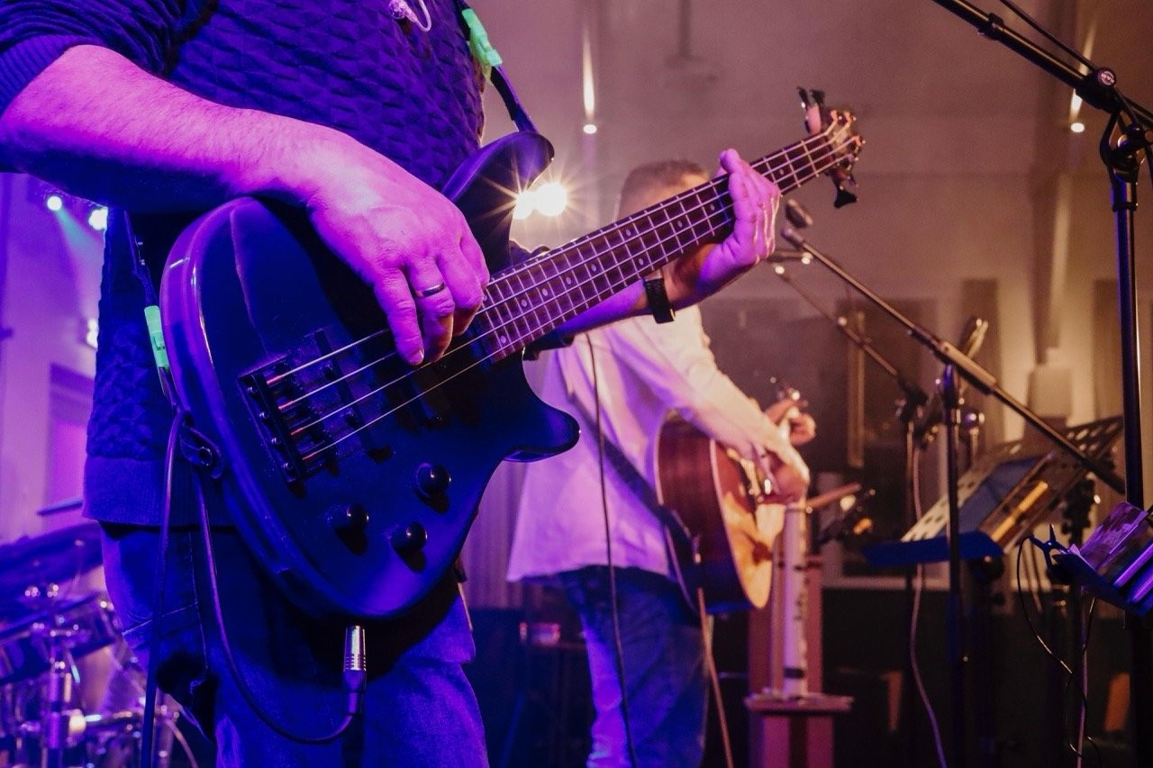 Bassist ezra band overijssel groot